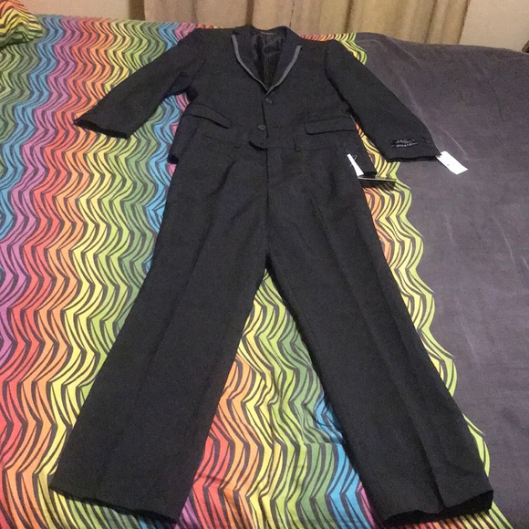 I’m selling a boys pants suit - Picture 3 of 3
